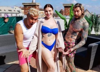 Apra Shay FAT ASS REDHEAD FREAK APRA SHAY SQUIRTS AFTER SPA DAY