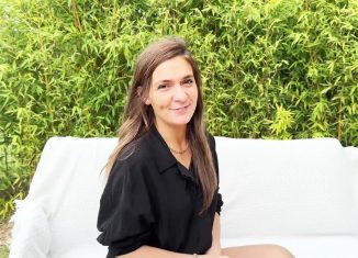 Dosynophia Dosynophia 25 Years Old Saleswoman