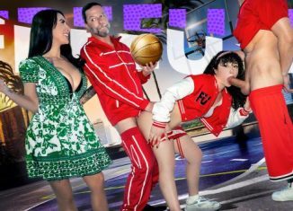 Pixie Smalls Eyes and Hands on the Game