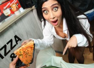 LatinaMilf Marina Maya Big Tip For The Waitress yourdailypornvideos